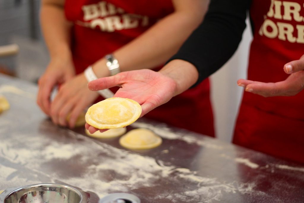 Student handing out raviolo